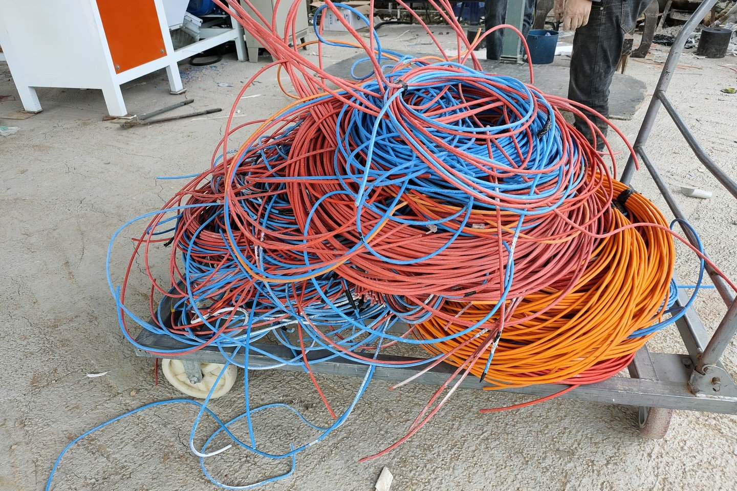 Copper wire feeding into the granulation cutting chamber and conveyor feed mechanism