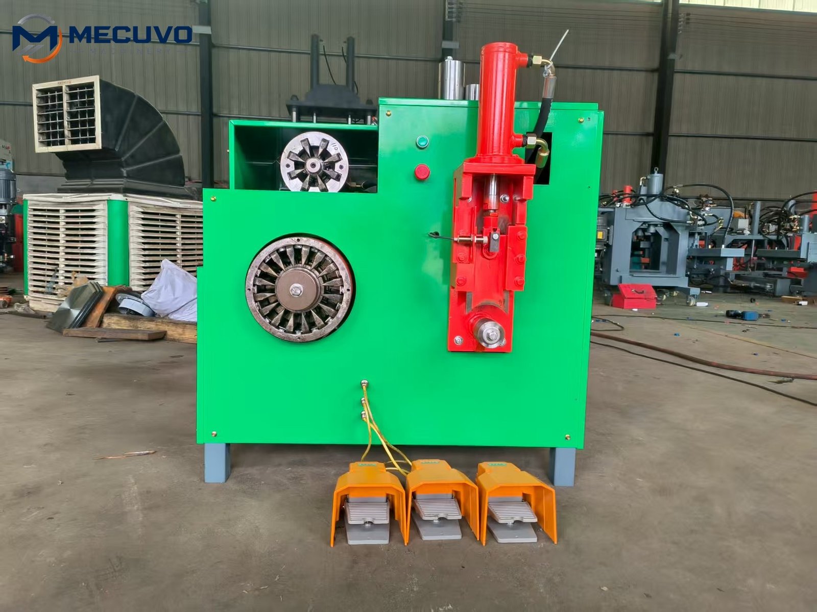 Front positioning and extraction tooling on a green motor recycling machine Motor stator processing at a cutting and extraction workstation