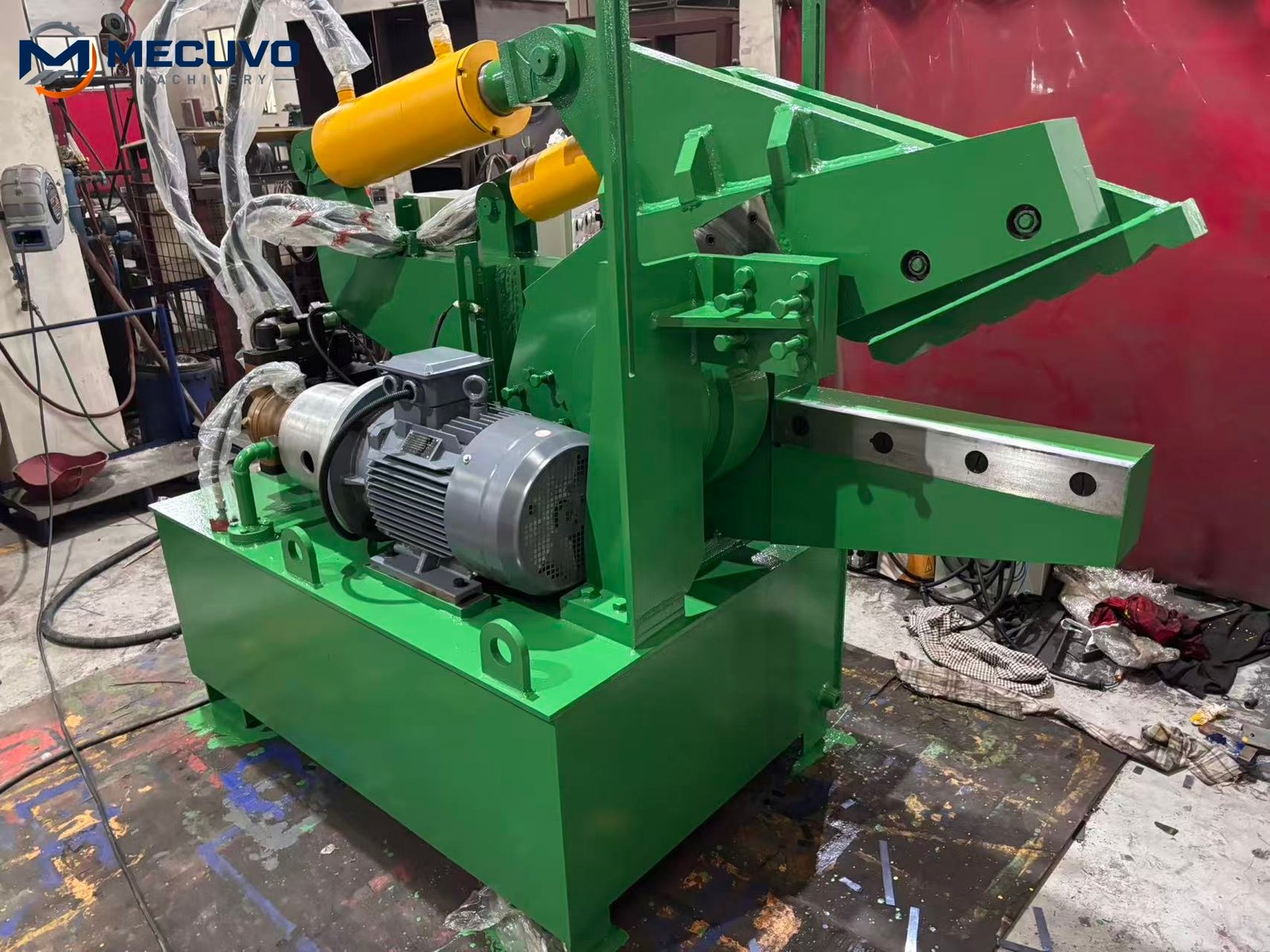 Complete green alligator shear with hydraulic assembly