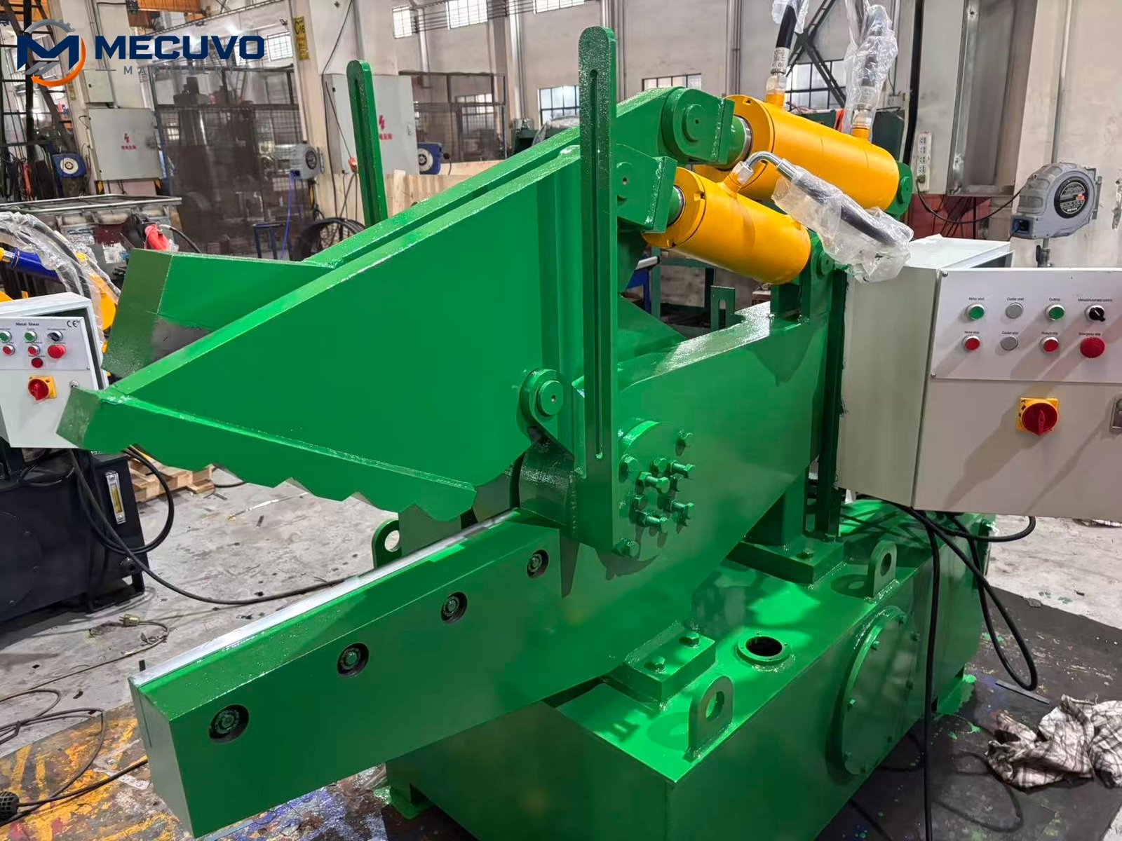 Cutting blade and jaws of a green hydraulic alligator shear
