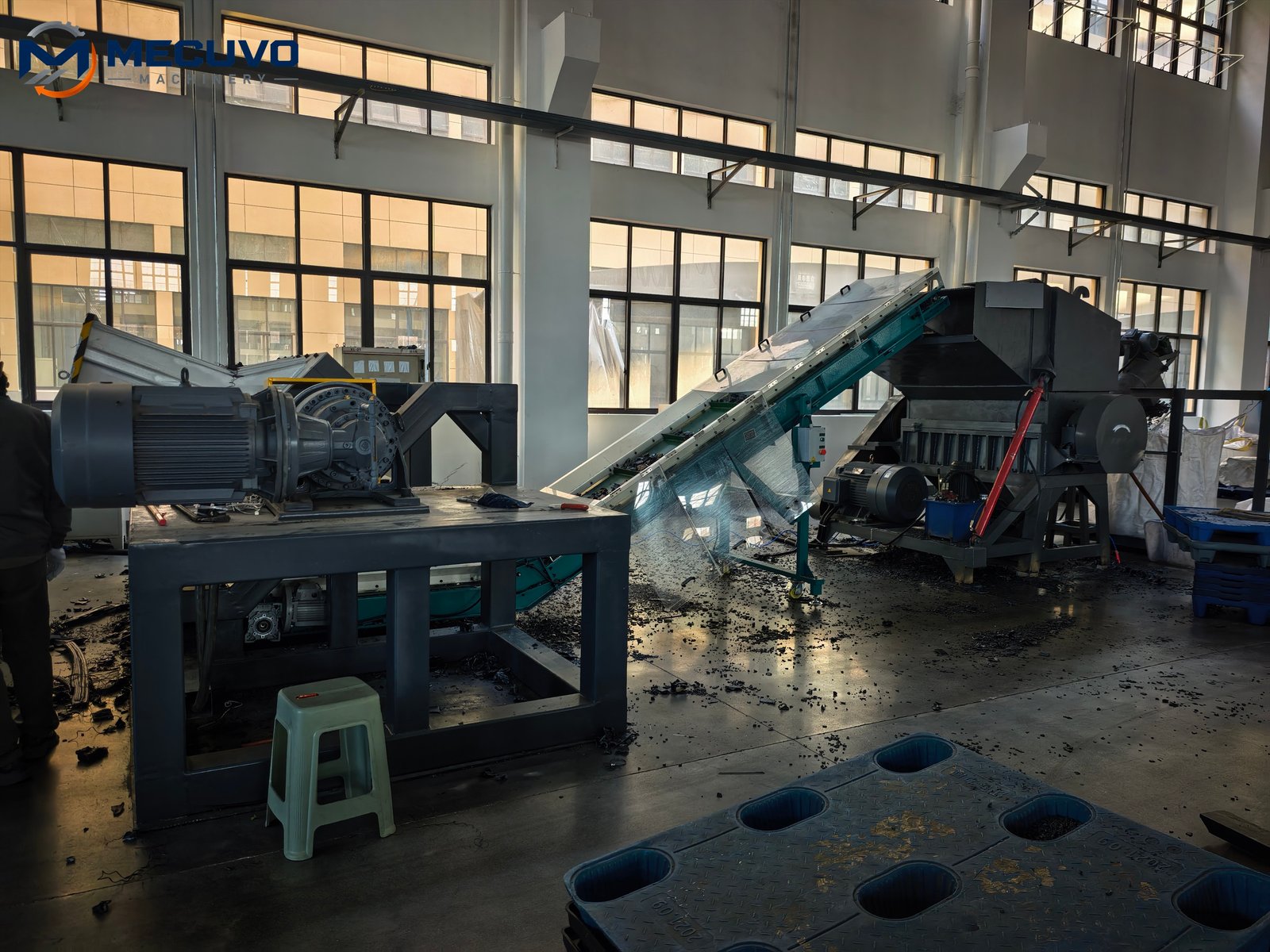 Shredder installation with conveyors connecting the processing stages