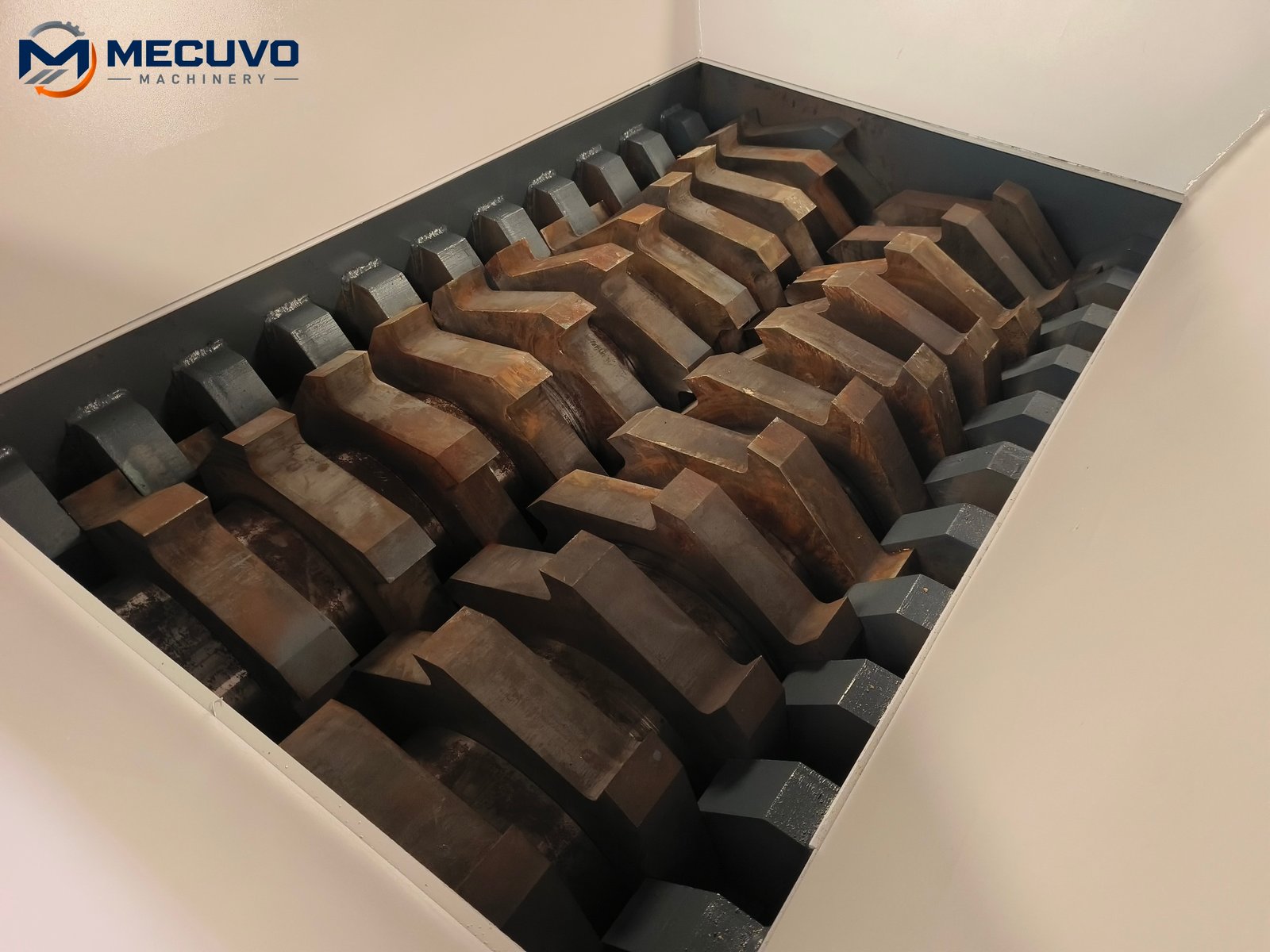Heavy duty shredder cutting chamber and intermeshing cutter discs